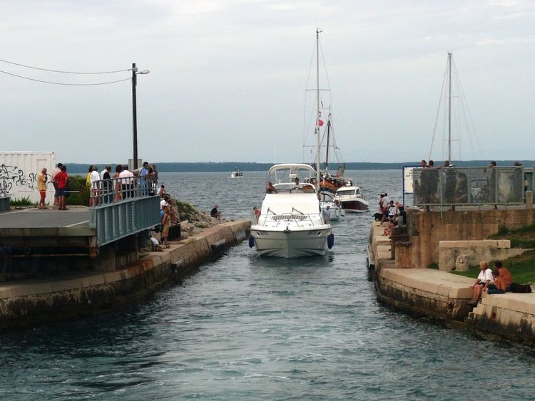 Канал  Prolaz Privlaka открывается для прохода яхт два раза в день