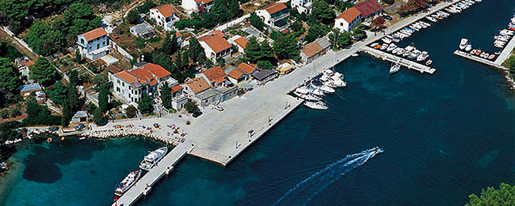 Яхты в  бухте Лучина на острове Молат. Хорватия