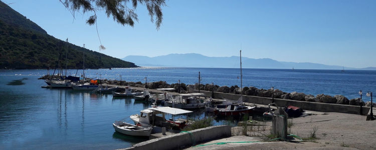 Яхты в Эпископи на острове Каламос. Ионическое море. Греция.