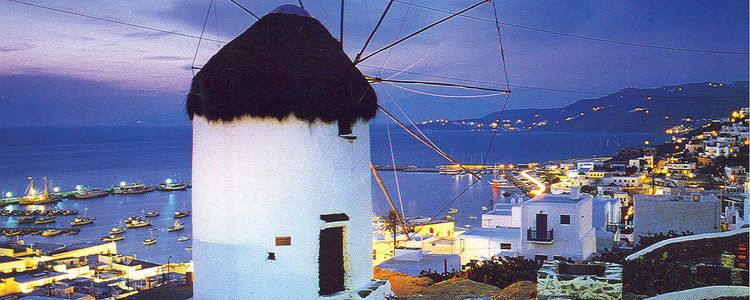 Вид на гавань острова Парос. Киклады. Греция