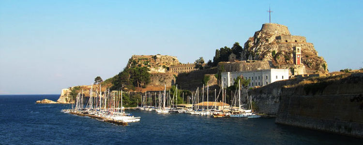 Яхты у крепости в Корфу