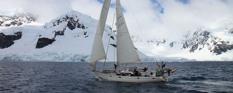 Яхта у берегов Антарктического полуострова