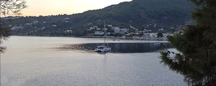 Якорная стоянка яхт у пляжа Мегали Аммос