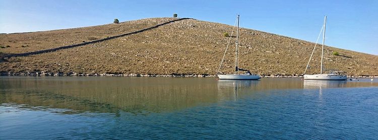 Стоянки яхт в северной бухте острова Леврнака