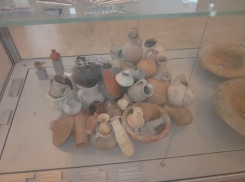 Многие исторические артефакты, найденные во время раскопок, хранятся в Национальном археологическом музее