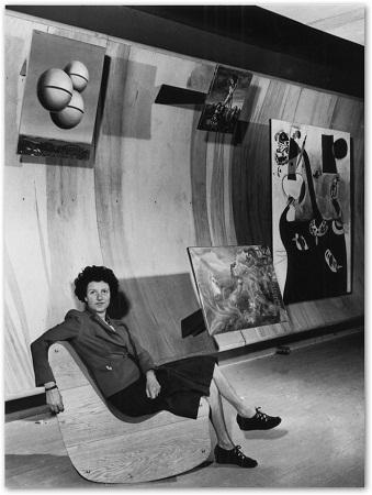 Пегги Гуггенхайм в зале художников-сюрреалистов, 1942.