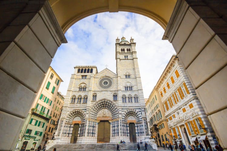 Знаменитый кафедральный собор Сан-Лоренцо в итальянском городе Генуя