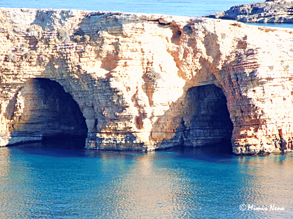 Пещеры в бухте Ксилобатис