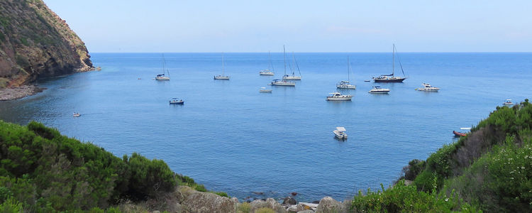 Якорные стоянки яхт в бухте Кала делла Карбичина. Остров Капрая. Тоскана. Италия